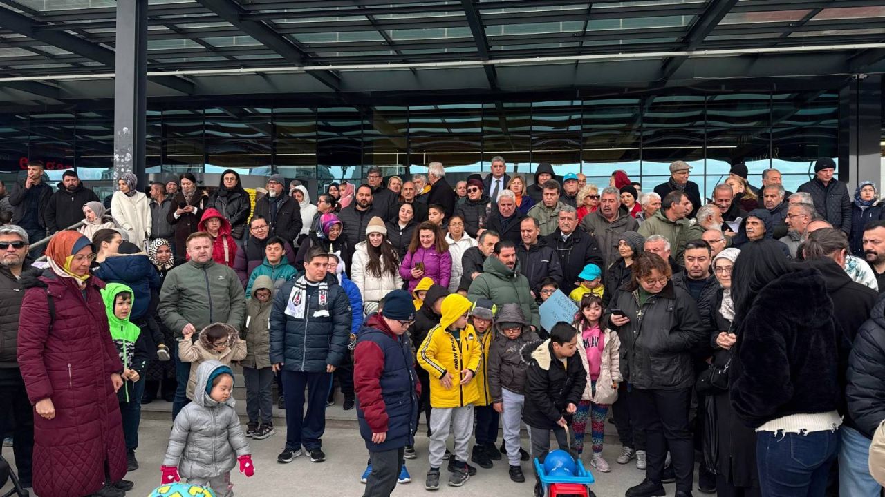 Down Sendromlu Çocuğun Reddedildiği Oyun Alanında Ebeveynlerden Protesto: Her Çocuk Oyun Hakkına Sahiptir