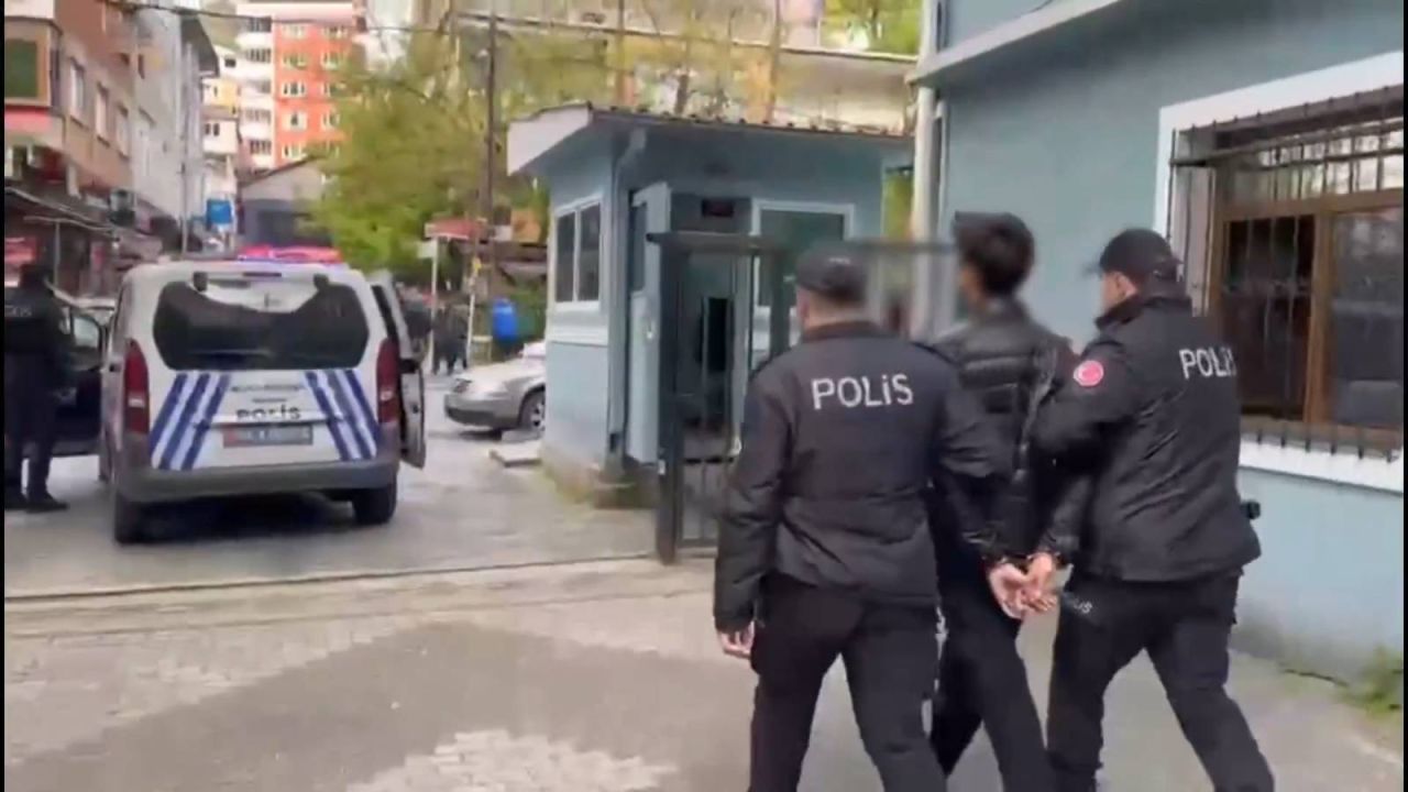 "Çakarlı Sürücüye Rekor Ceza: 146 Bin TL, Vali Gül'den 'Yeğenim Değil' Açıklaması"
