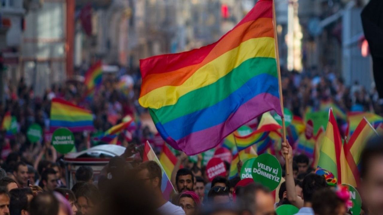 Aile Bakanlığı'ndan LGBTİ+'lar ve Kadınlara Yönelik Tartışmalı Resmi Yazı
