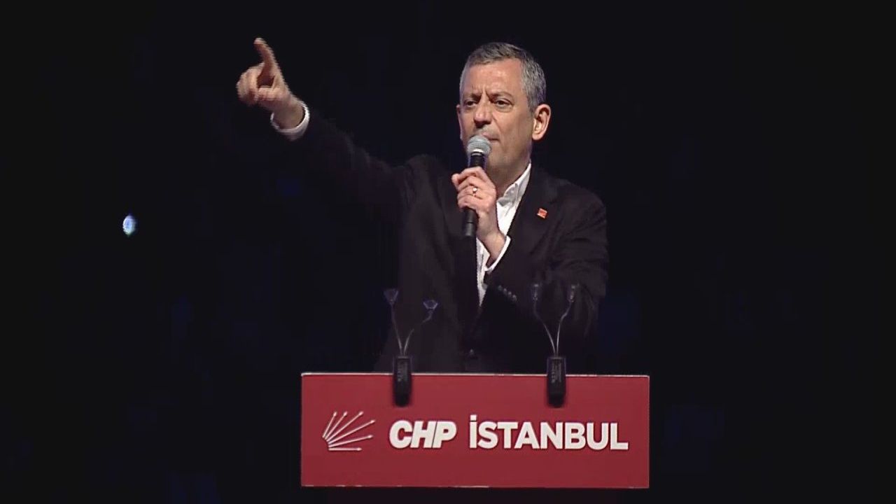 Özgür Özel'den Beyazıt Meydanı Çıkışı: "Hürriyet ve Mücadelenin Meydanı"
