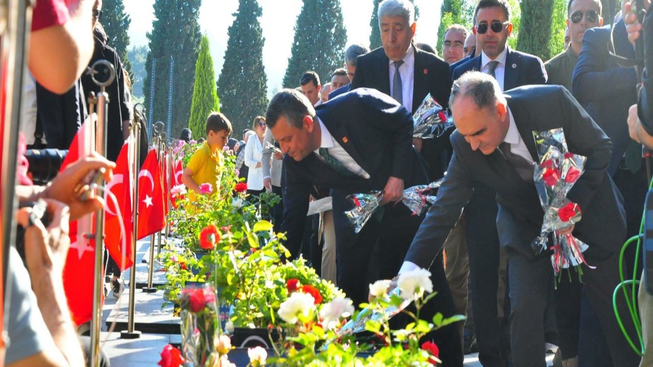 Özel, Soma Maden Şehitliği'nde Anma Törenine Katıldı
