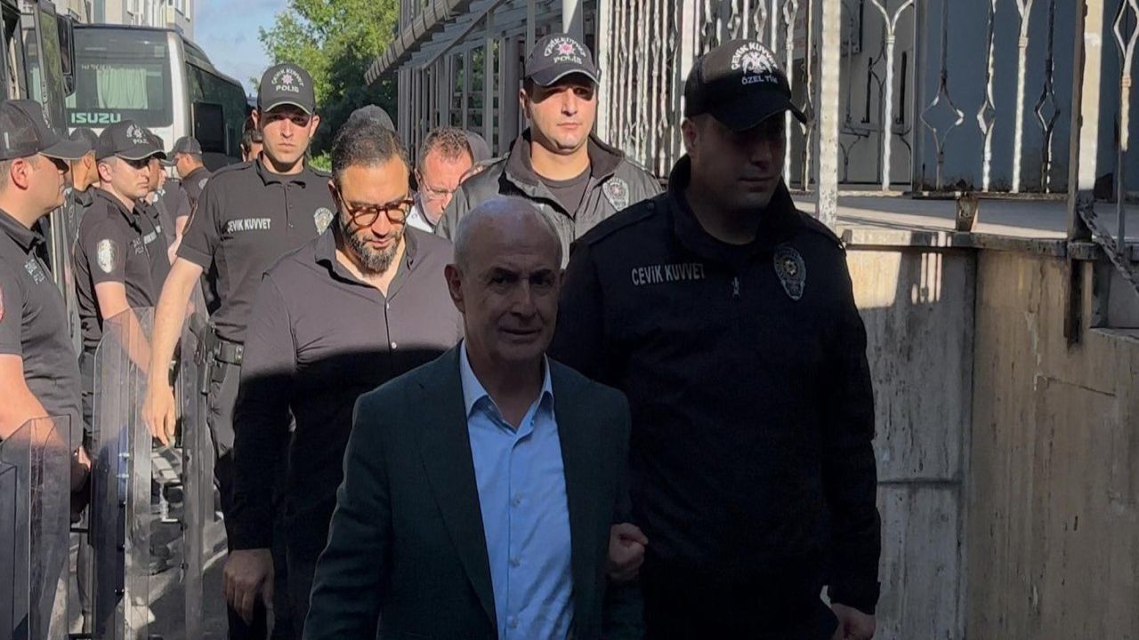 İbb'ye Operasyon: 30 Kişi Tutuklama Talebiyle Mahkemeye Sevk Edildi
