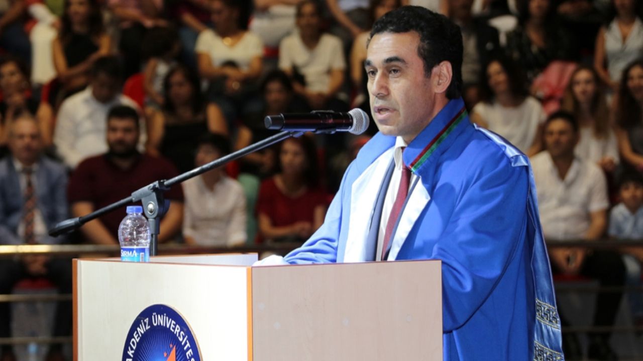Yök, Eski Dekanın Profesör Unvanını İptal Etti
