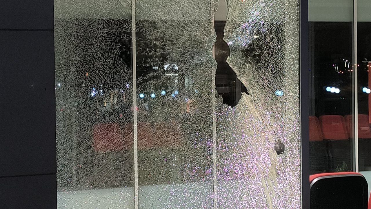 Kadirli Belediyesi'ne Taşlı Saldırı: Camlar Kırıldı
