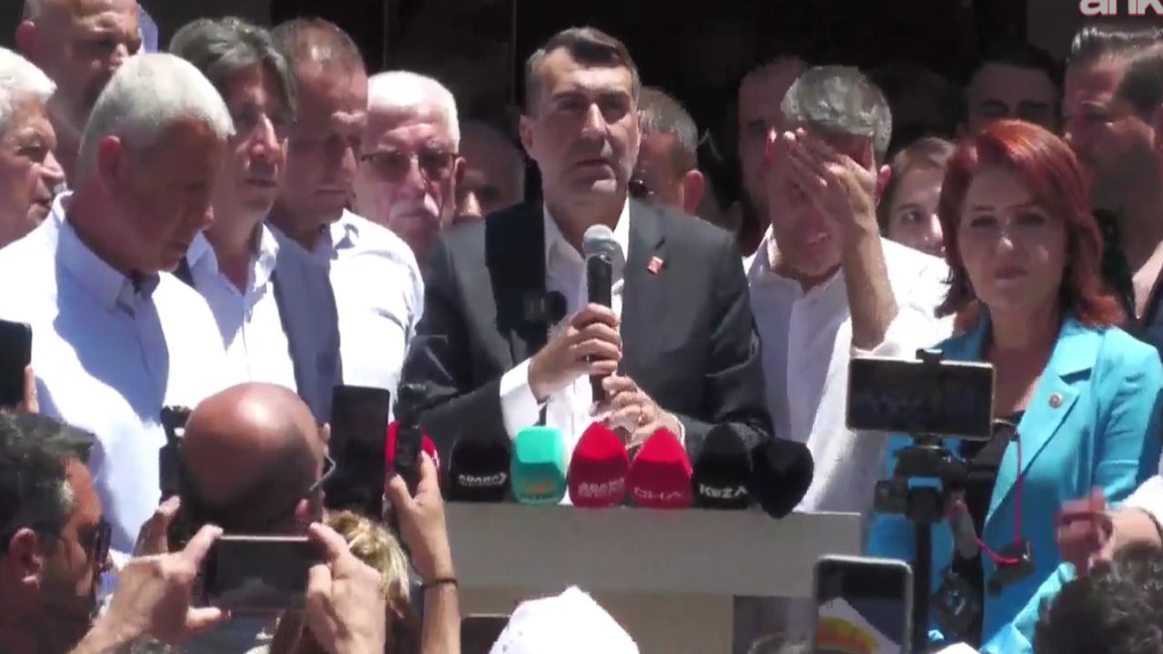 Halk, Adana Belediyesi Önünde Zeydan Karalar'a Destek Gösterisi Düzenledi
