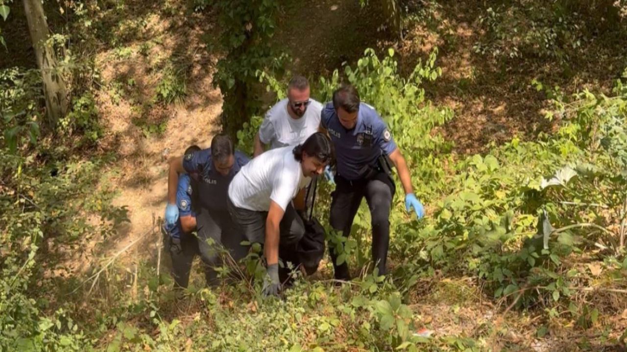 İşte birkaç başlık önerisi:

*   Ölü Bulunan Rus'un Elindeki Mesaj Çözüldü
*   "Herkes Kendi Cezasını Çekecek" Mesajı Cinayeti Aydınlatacak Mı?
*   Gizemli Ölüm: Rus'un Elindeki Notta Tehdit İfadesi
*   Rus Vatanda