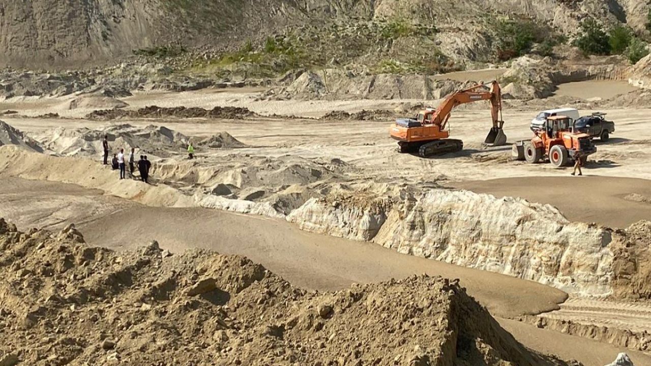 Silivri'de Kum Ocağında Göçük: Vinç Operatörü Mahsur Kaldı
