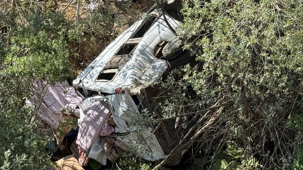 Sivas'ta Minibüs Uçuruma Yuvarlandı: 3 Ölü, 18 Yaralı
