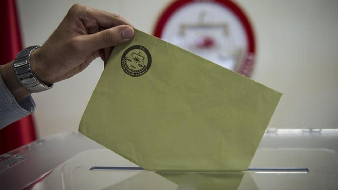 * Sahte Diploma Tartışmaları YSK'ya Sızma İddiasını Gündeme Getirdi
* YSK'da Sahte Diploma Sızıntısı İddiası Ortalığı Karıştırdı
* Sahte Diploma Krizi YSK'ya Uzandı: Sızma İddiası İnceleme Altında
