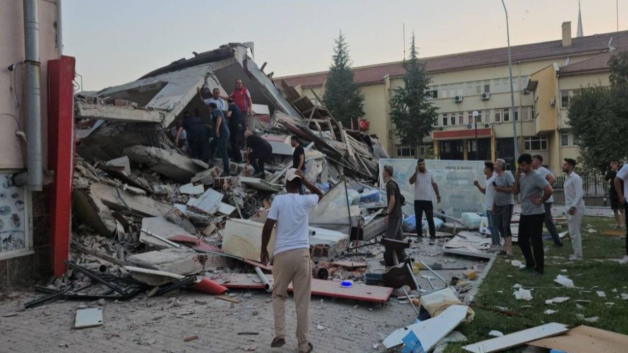 Deprem Sonrası Balıkesir'de Yıkılan Binanın Sahibi ve Müteahhidi Gözaltında
