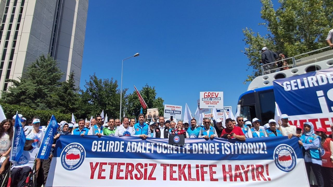 Memur-Sen'den Bakanlık Önünde Eylem: "Enflasyon Oranı Zam Değil"
