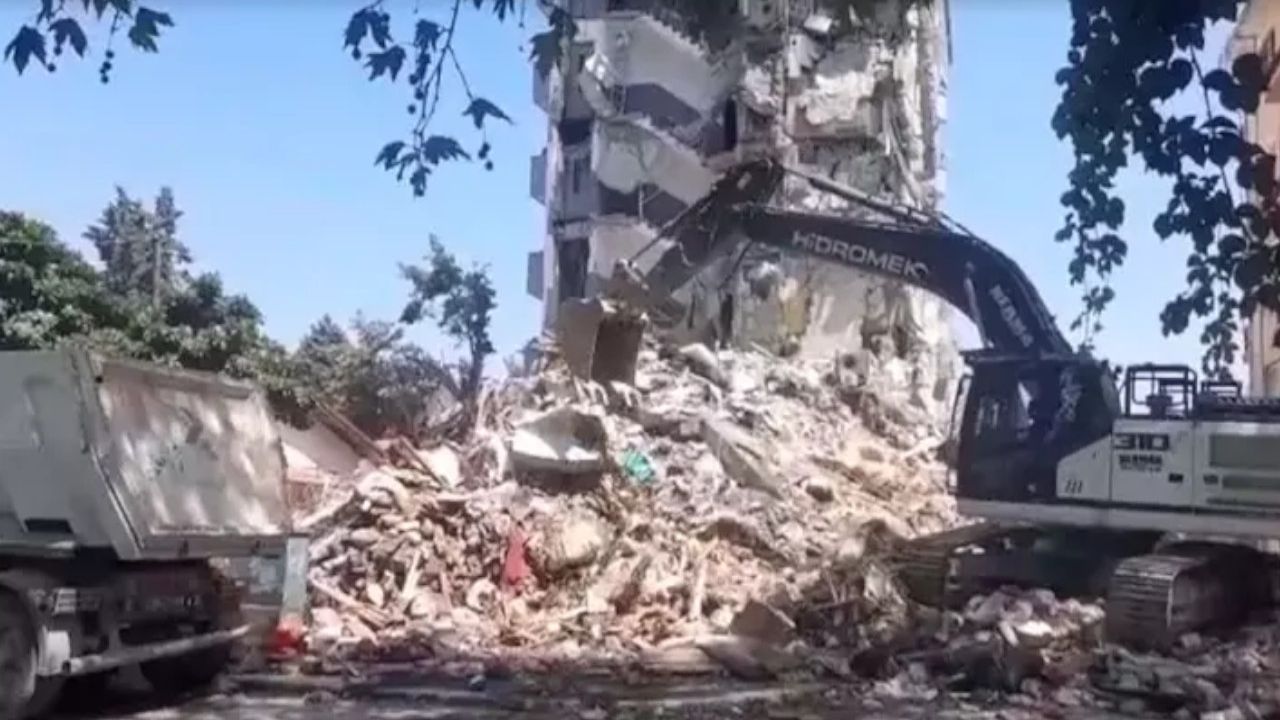 Sındırgı'da Hasarlı Binaların Yıkımına Başlandı

