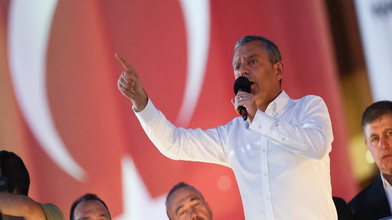 Özel'den Erdoğan'a Sert Sözler: "Alnına Yapıştırmazsam..."
