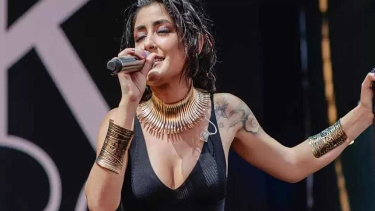 Melek Mosso'dan AKP'li Namlı'ya Kıyafet Yanıtı: Canımın İstediğini Giyeceğim
