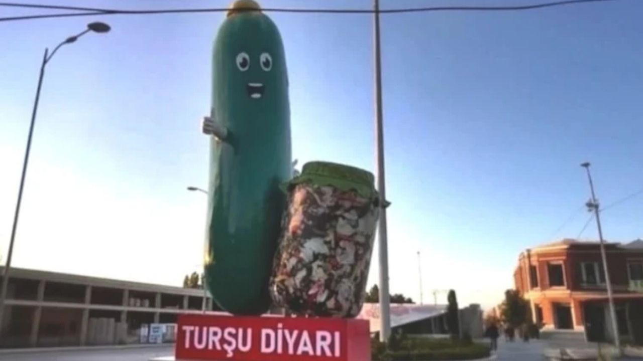 Akp'li Belediyeden İlçe Girişine Tartışma Yaratan Salatalık Heykeli
