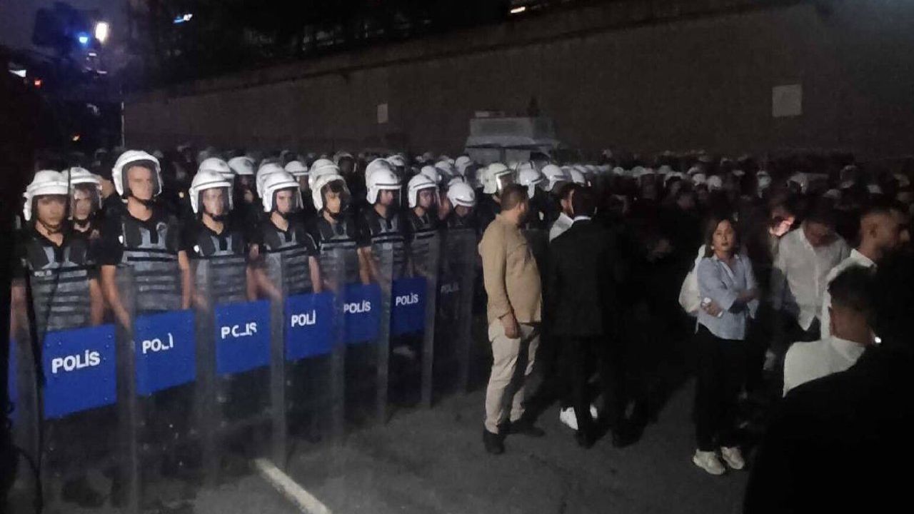 Chp Gençlik Kolları'ndan İl Binası Önünde Toplanma Çağrısı
