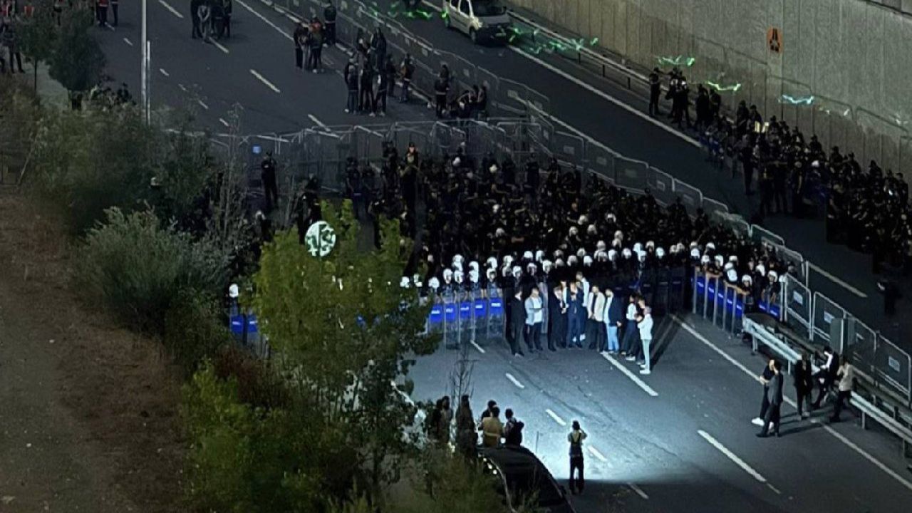 Dem Parti'den Chp'ye Polis Ablukası Eleştirisi: 'Kayyım Atamalarıyla Halk İradesi Yok Sayılıyor'
