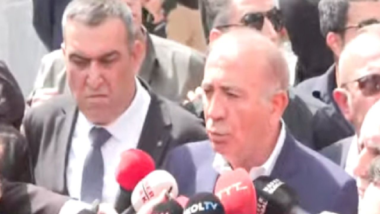 Gürsel Tekin'in Açıklaması Sırasında Su Şişesi Atıldı
