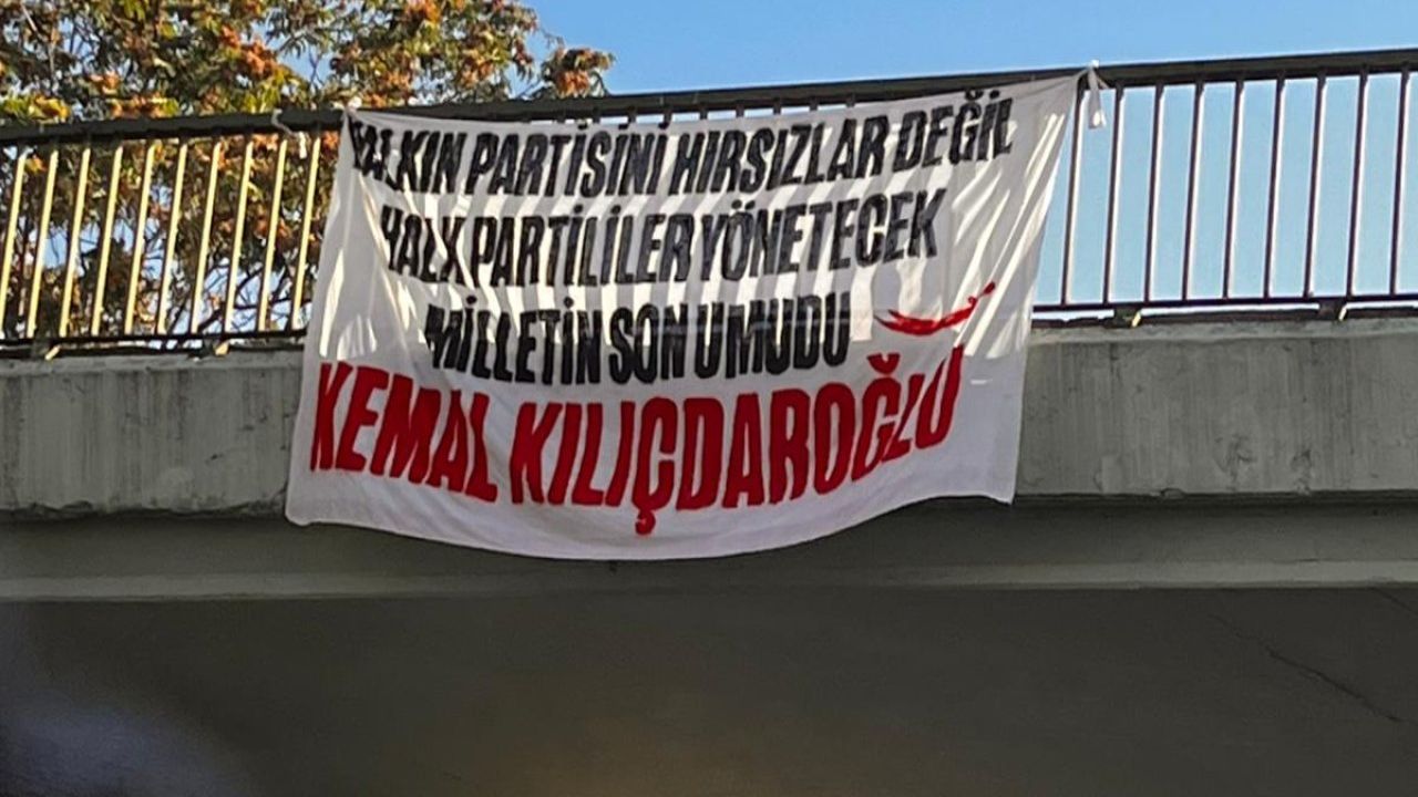 Chp'nin Kadıköy Mitingi Öncesi Sahte Pankart Provokasyonu İddiası
