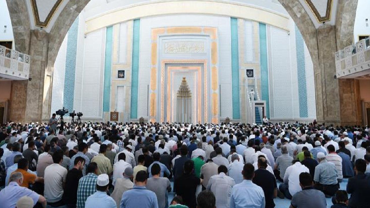 Diyanet'ten Birlikte Yaşayanlara Eleştiri: "Nikahsız Beraberlikler Normalleştiriliyor"
