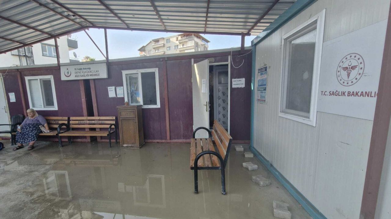 Hatay'da Sağlık Ocağını Su Bastı, Temizlik Çalışmaları Başladı
