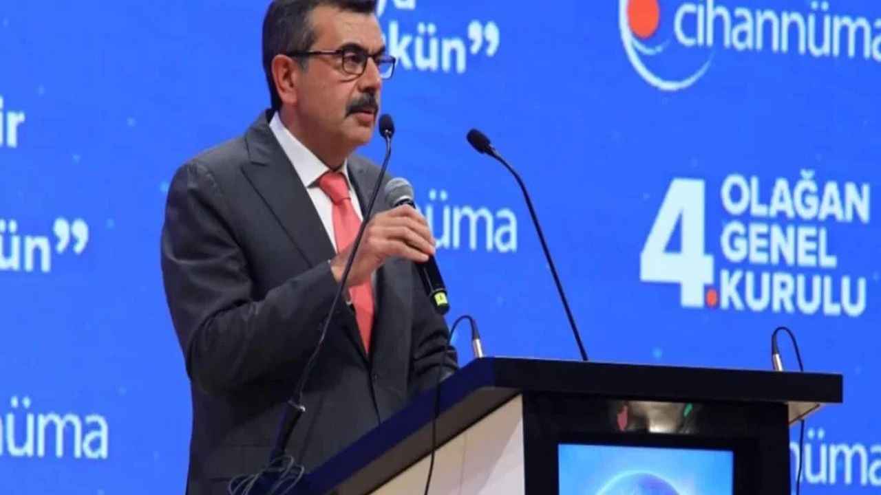 Bakan Tekin'in Derneğinin Sempozyumuna Üniversite Desteği
