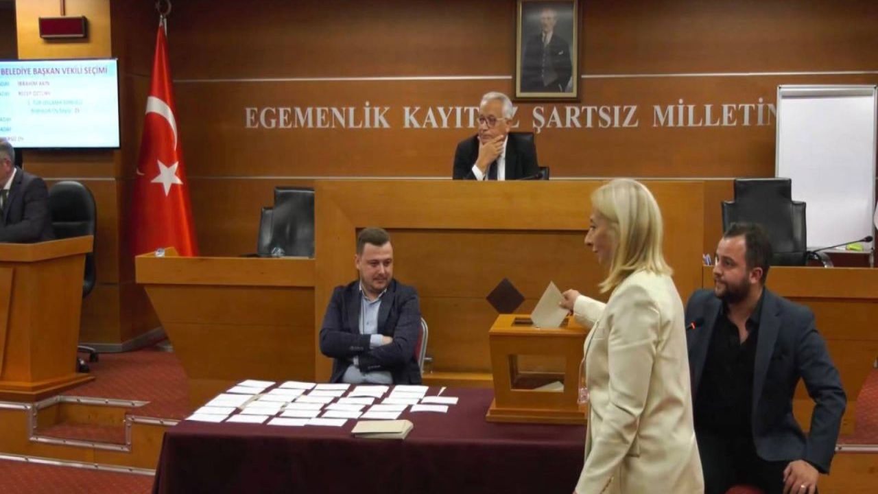 Bayrampaşa Seçimlerinde Gergin Anlar: "Sen Buraya Çökmeye Çalışan Adamsın"