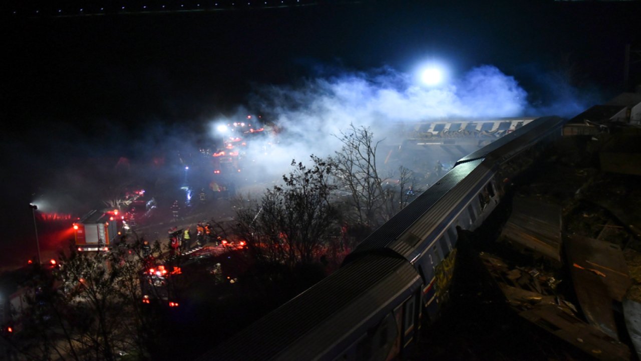 Yunanistan’da Yaşanan Tren Kazası Sonrası Halk Sokaklara Döküldü! Öfke Büyüyor