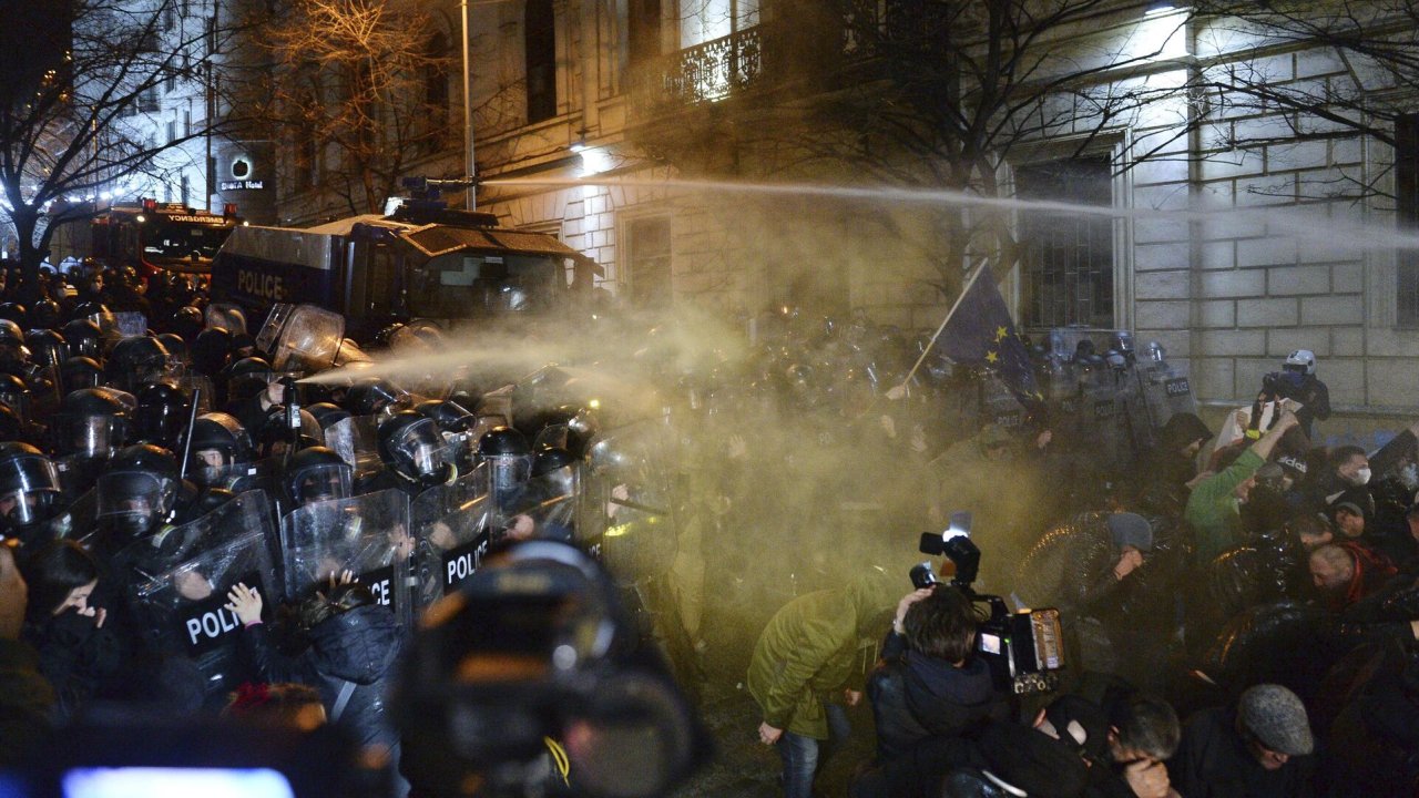 Tiflis’te Kargaşa! Gürcistan’da Göstericiler Polisler Birbirine Girdi!