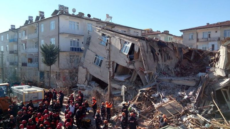 Elazığ'da Kurtarma Çalışmaları Devam Ediyor