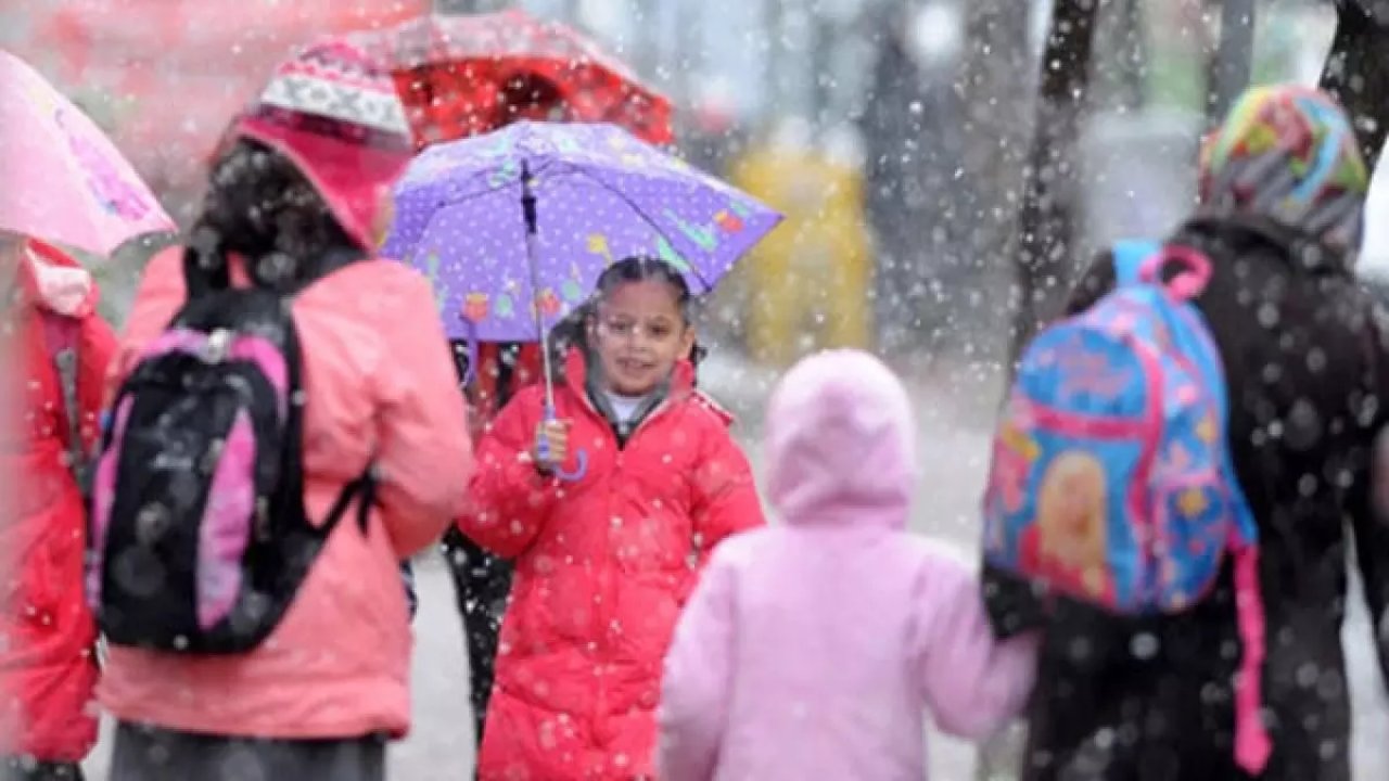 Bolu'da Yoğun Kar Yağışı Nedeniyle Okullar 1 Gün Süreyle Tatil Edildi