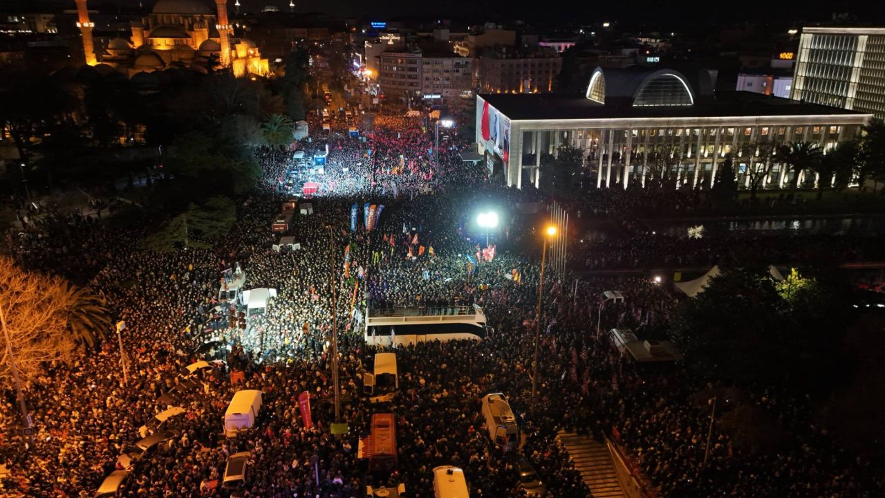 İstanbul'da büyük buluşma: İmamoğlu çağrısıyla binler Saraçhane'ye koştu