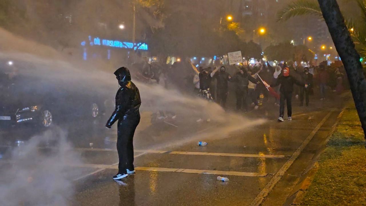 Adana'da İmamoğlu protestosunda göstericilere TOMA ile müdahale edildi
