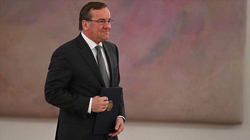 Almanya yeni Savunma Bakanı mazbatasını aldı