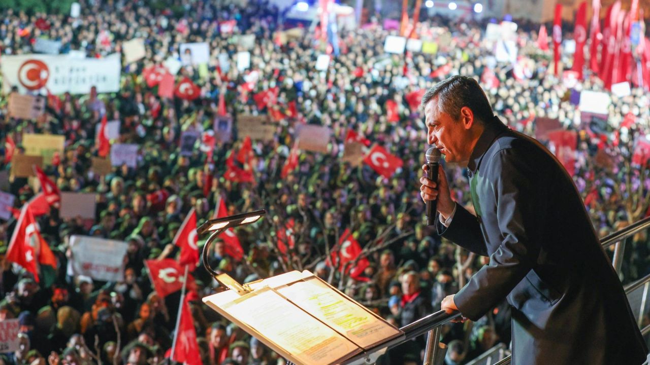 Metiner: Özel'in CHP'si Milli Güvenlik Sorunu, Fezlekeler Dikkate Alınmalı