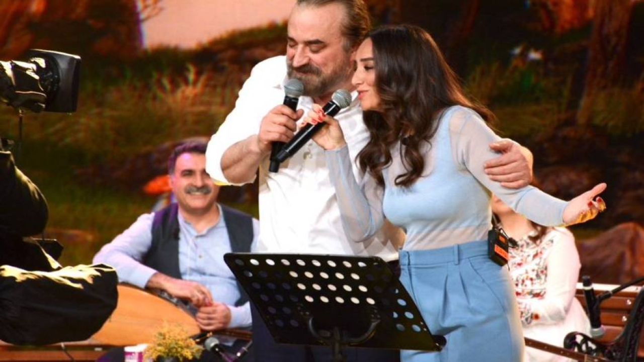 Türkü Akbayram, Babası Edip Akbayram ve Volkan Konak'ın Fotoğrafını Paylaştı: Sarıldınız mı Oralarda?