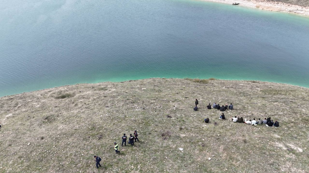 Atatürk barajı göletinde kaybolan kişi için arama çalışmaları devam ediyor