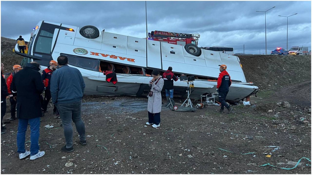 Sivas'ta Kaza: Otobüs Devrildi, 2 Ölü, 18 Yaralı
