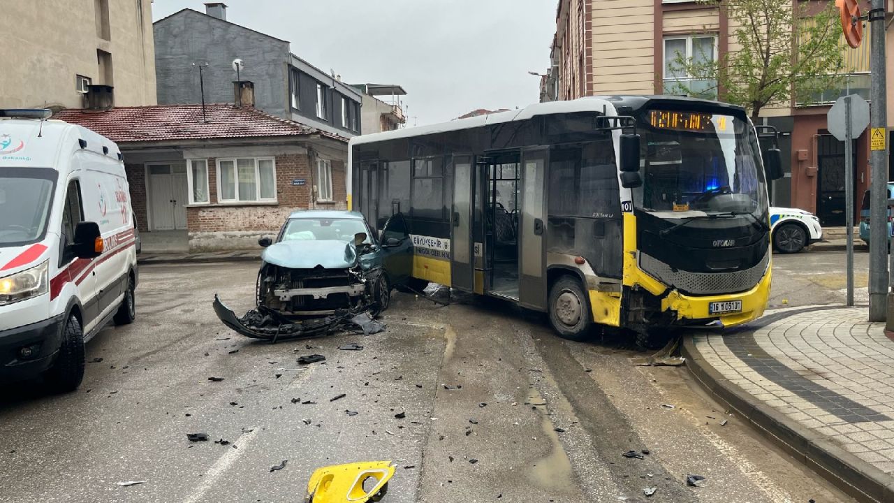 Otobüse Çarpan Otomobil 3 Kişiyi Yaraladı