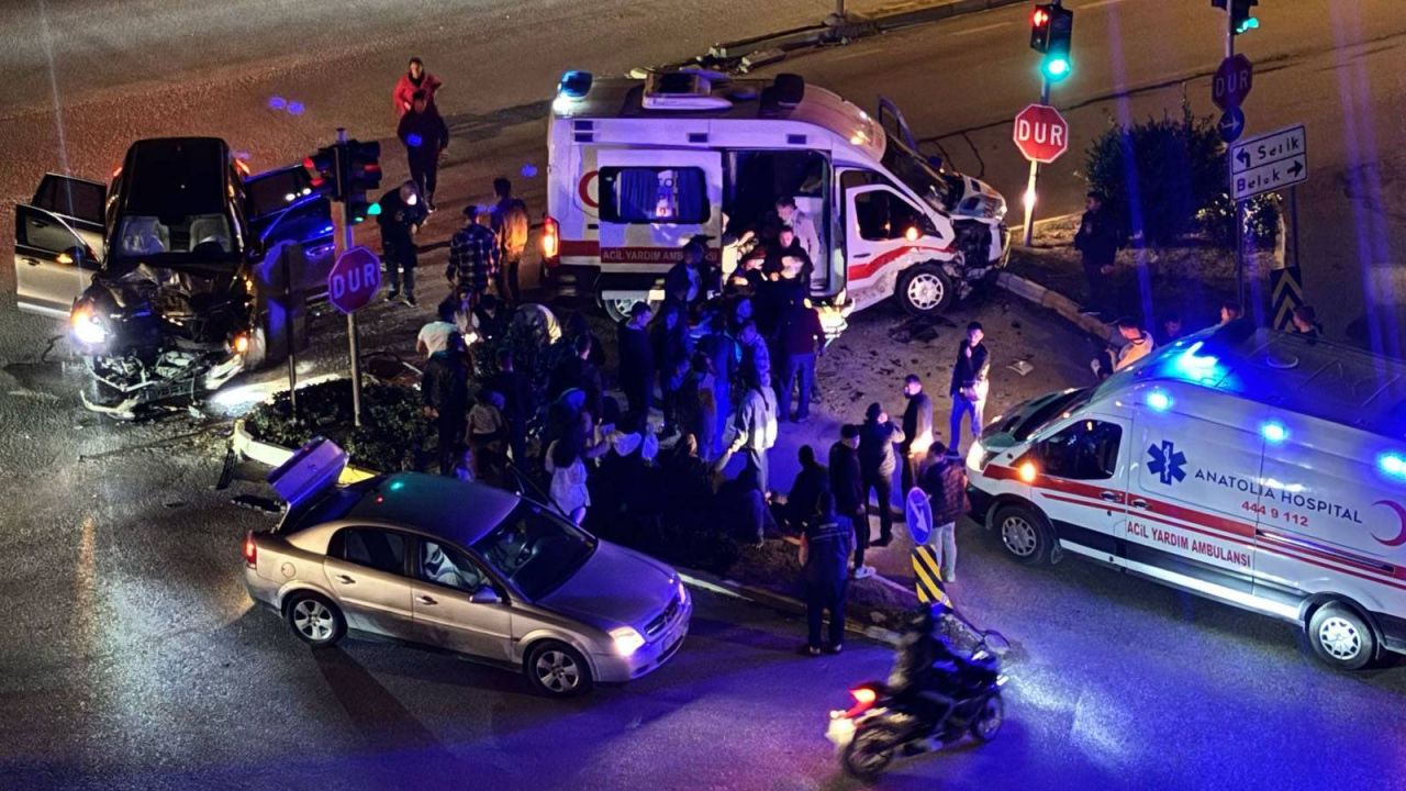 Antalya'da ambulansın karıştığı kaza 9 yaralıya yol açtı