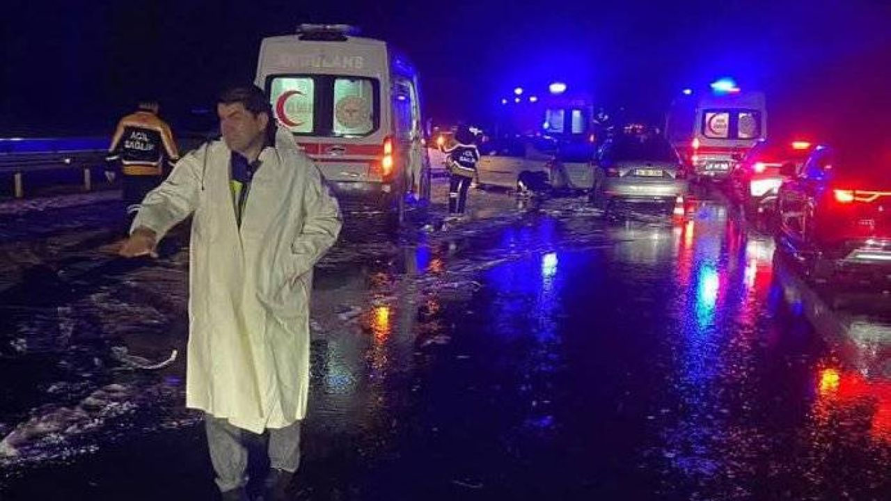 Aksaray'da sağanak ve dolu nedeniyle 12 araç birbirine girdi: 10 yaralı