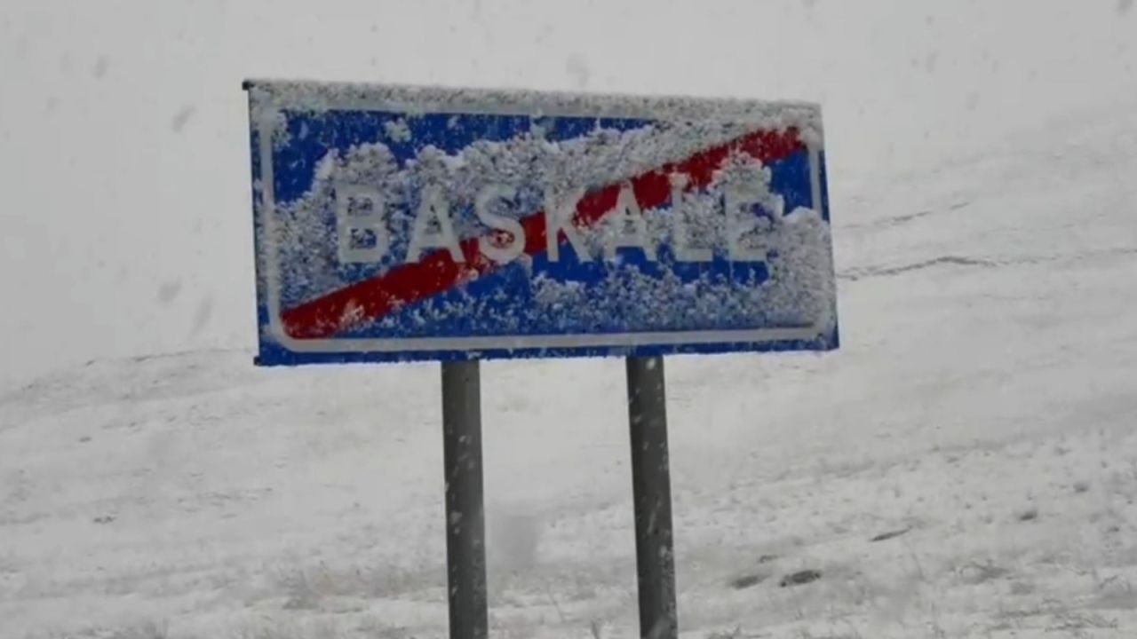 Başkale karla kaplandı