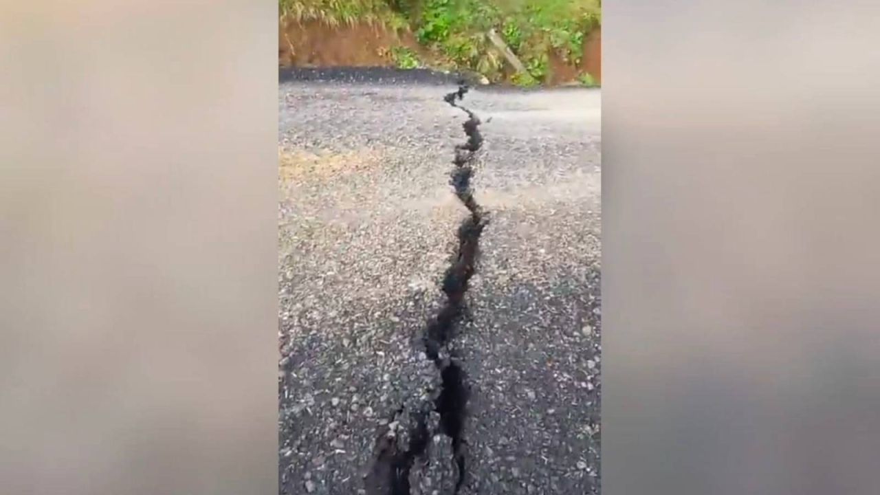 İki ilçe arasındaki yol çökme sonucu kapandı