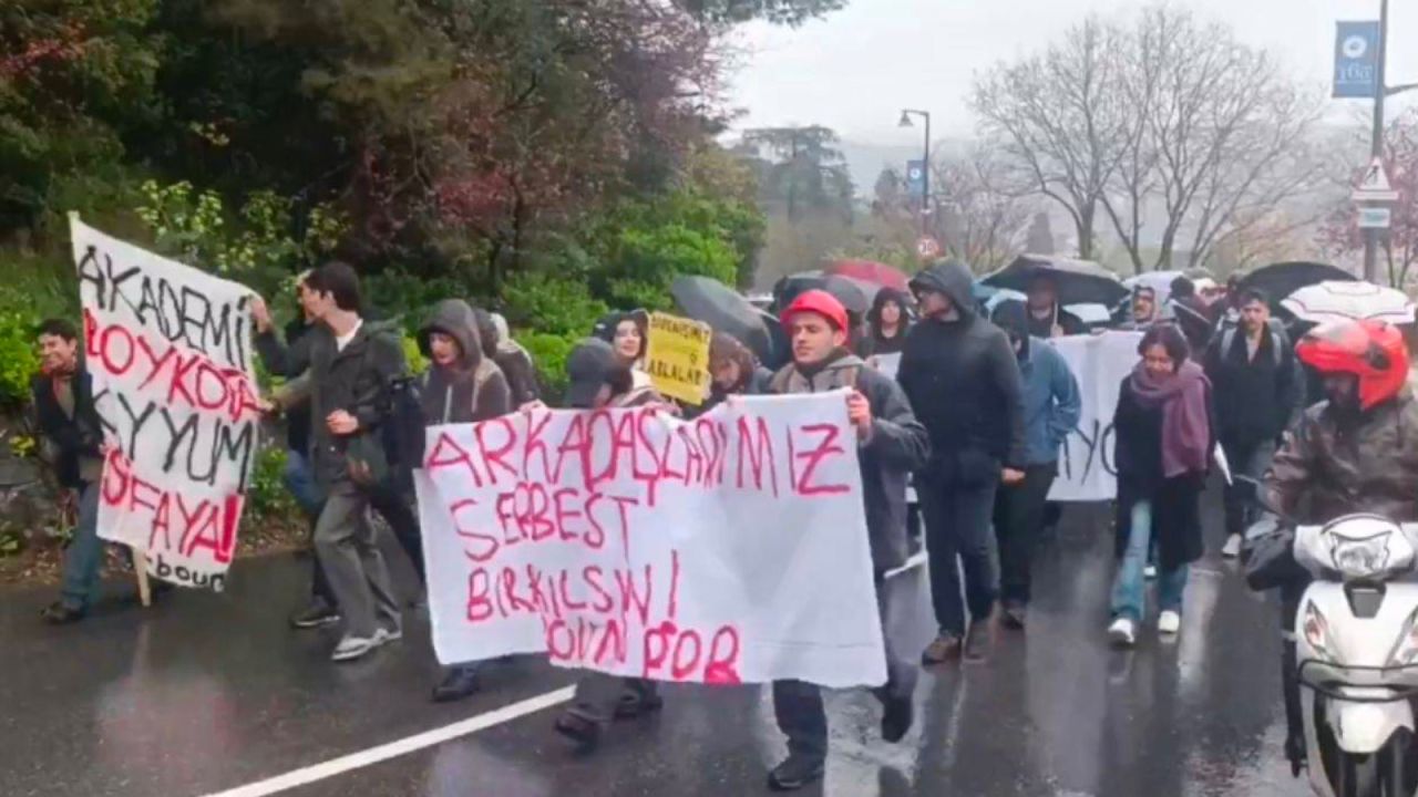 Boğaziçi Üniversitesi öğrencileri, tutuklu arkadaşları için eylem düzenledi: Tek adam rejimi meşruiyetini yitirmiştir