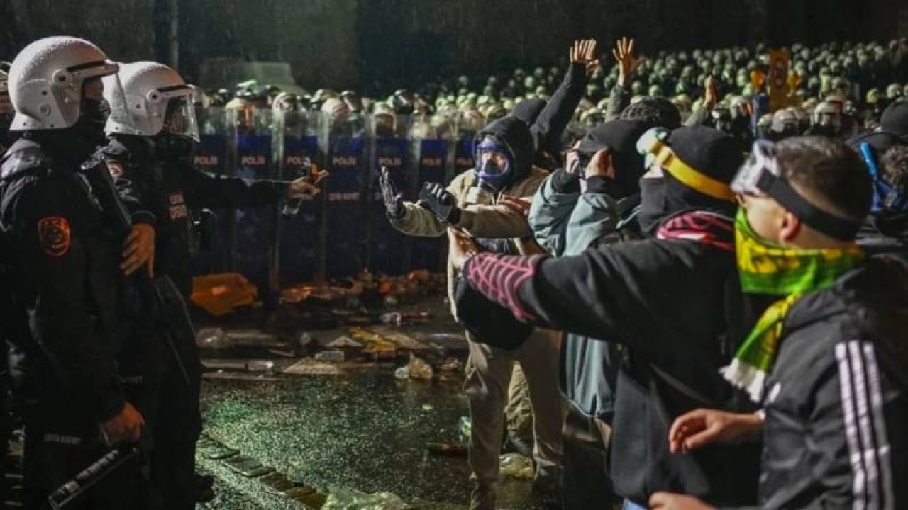 Adalet Bakanı, Gençlerin Tutuklanması Konusunda Özgür Özel'i Suçladı